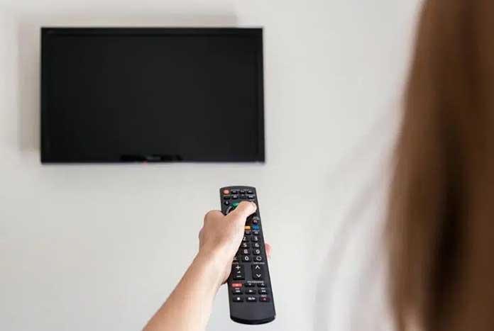 علت سیاه شدن صفحه تلویزیون چیست و چگونه حل می‌ شود؟
